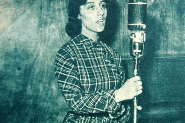 فيروز في الإذاعة اللبنانية عام 1952 (أرشيف محمود الزيباوي)