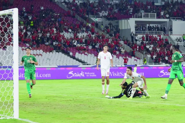 الكرة في طريقها لمرمى الأخضر من قدم فيردينان (رويترز)