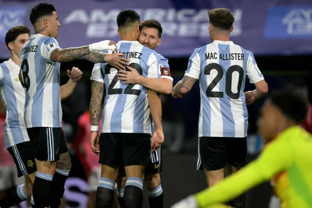 فرحة لاعبي الأرجنتين بهدف مارتينيز (أ.ف.ب)