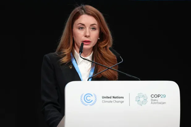 وزيرة البيئة الأوكرانية تلقي كلمة في مؤتمر الأمم المتحدة للتغير المناخي (كوب 29) في أذربيجان 20 نوفمبر 2024 (رويترز)