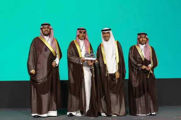 خلال حفل تكريم المشاريع الفائزة (أرامكو)