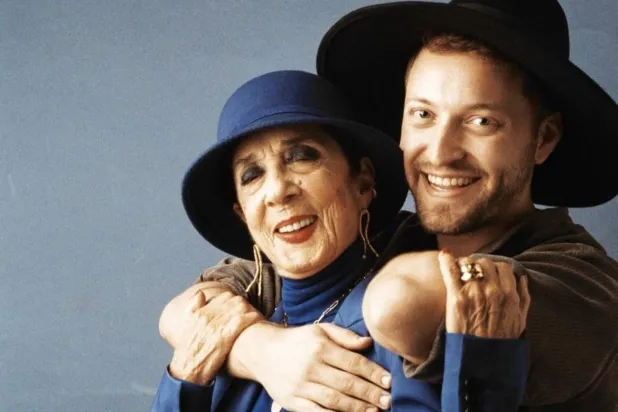 في عقدها الثامن اختار إريك جدّته «مانيكان» تعرض تصاميمه (حساب المُصمّم على إنستغرام)