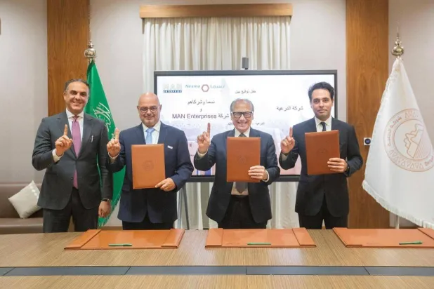 خلال توقيع عقد إنشاء منطقتين تعليميتين وفنيتين ضمن «مشروع الدرعية»... (واس)