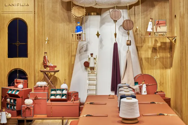 حوَّلت «لورو بيانا» الواجهات إلى احتفالية بإرثها وحرفييها وأيضاً بالثقافة البريطانية التي تمثلها معلمة مثل «هارودز» (لورو بيانا)