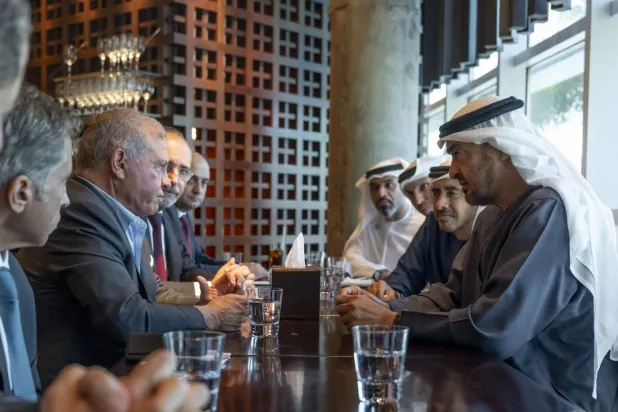 الشيخ محمد بن زايد آل نهيان والملك عبد الله الثاني بن الحسين ويظهر الشيخ عبد الله بن زايد وأيمن الصفدي وعدد من المسؤولين خلال اللقاء (وام)