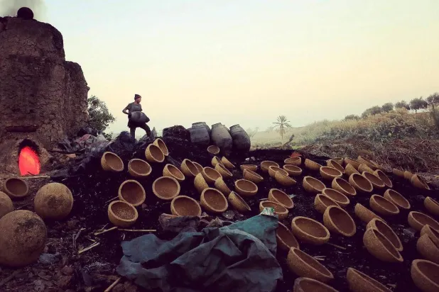 قرية النزلة بمحافظة الفيوم قبلة عالمية لصناعة الفخار اليدوي (رويترز)