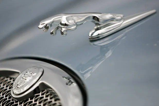 شعار العلامة التجارية للسيارات الفارهة «جاغوار» (أ.ب) 