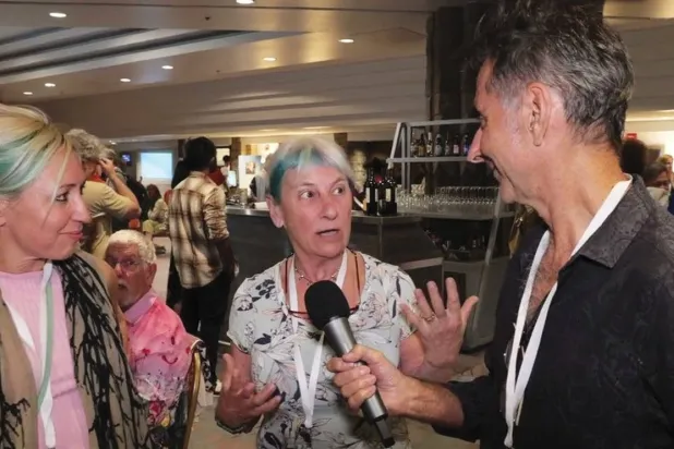 سوزان بلاكمور وابنتها أميلي تروسيانكو  أثناء حفل توقيع كتاب "الوعي: مقدمة"