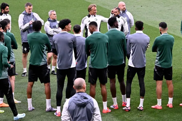 رينارد سيشارك بالفريق الأساسي لتجهيز لتصفيات كأس العالم (أ.ف.ب)