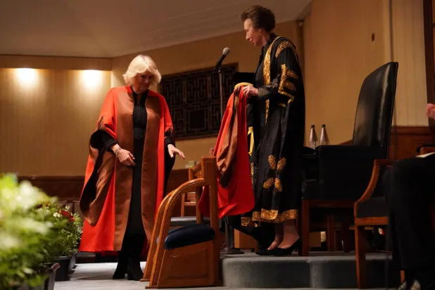 كاميلا ملكة بريطانيا تحصل على الدكتوراه الفخرية في الأدب بحضور الأميرة آن (رويترز)