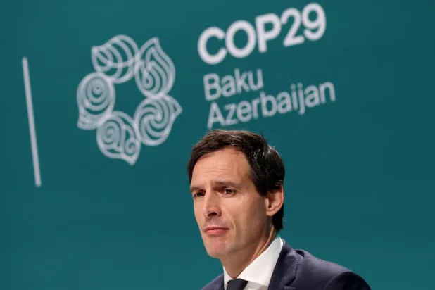 مفوض الاتحاد الأوروبي للعمل المناخي فوبكي هوكسترا في مؤتمر صحافي على هامش «كوب 29» (رويترز)