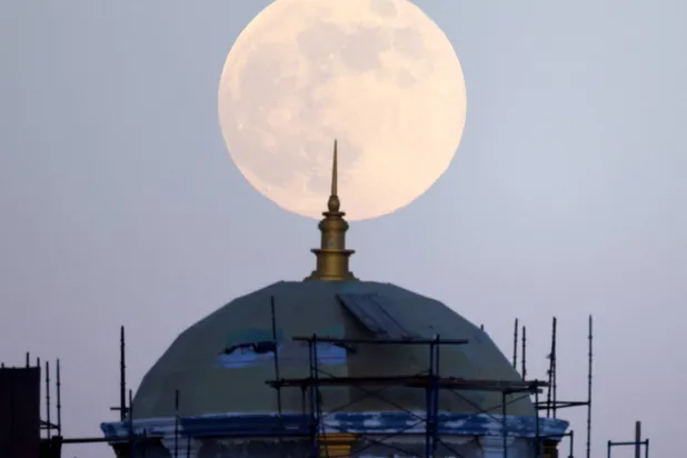  مئذنة مسجد قيد الإنشاء في القاهرة (رويترز)