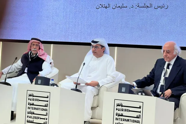 الدكتور أحمد البرقاوي والدكتور عبد الله الغذامي في الجلسة الأولى لمؤتمر الفجيرة الدولي للفلسفة... وأدار الجلسة الدكتور سليمان الهتلان (تصوير: ميرزا الخويلدي)