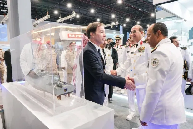 نائب رئيس هيئة الأركان العامة وقائد القوات البحرية الملكية السعودية مع باتريس بيرا خلال الملتقى البحري السعودي الدولي 2024 (الشرق الأوسط)