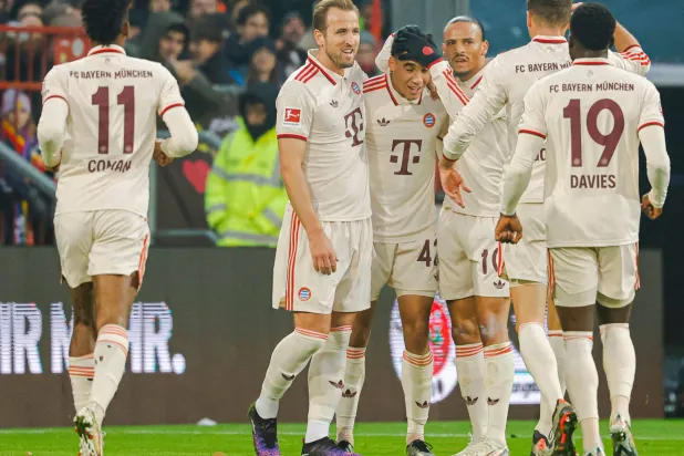 يأمل بايرن ميونيخ في مواصلة صحوته عندما يستضيف جاره أوغسبورغ (أ.ف.ب)