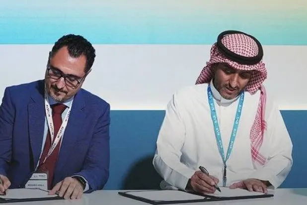 جانب من توقيع الاتفاقية خلال «المعرض والمؤتمر السعودي للخطوط الحديدية»... (سار)