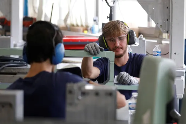 عامل في مصنع «رافو» الذي يزوِّد وزارة الدفاع الفرنسية وشركات الطيران المدني الكبرى بالمعدات (رويترز)