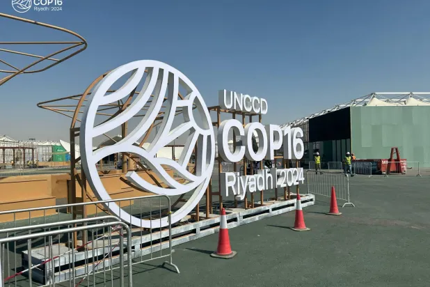 جانب من الاستعدادات في العاصمة السعودية قبل استقبال مؤتمر «كوب 16» لمواجهة التصحر (صفحة «كوب 16» على منصة «إكس»)