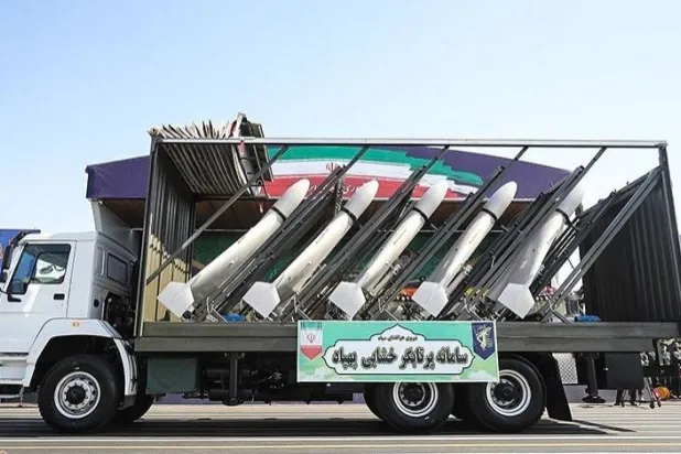 مسيرات انتحارية من طراز «شاهد 136» خلال العرض العسكري السنوي للجيش الإيراني بطهران (تسنيم)