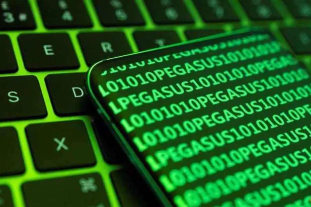 كلمة «بيغاسوس» تظهر على هاتف ذكي موضوع على لوحة مفاتيح في هذه الصورة التوضيحية الملتقطة في 4 مايو 2022 (رويترز)