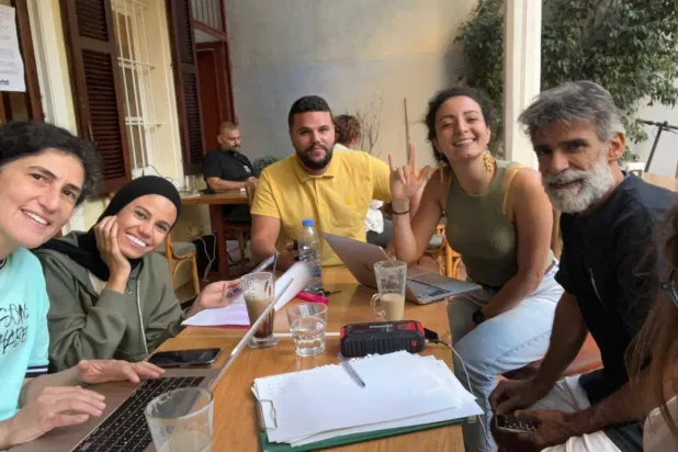 مؤسِّسة المبادرة مع فريقها المُساعد للنازحين الصمّ (نائلة الحارس)