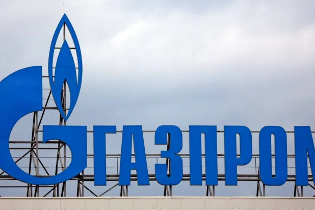 شعار شركة «غازبروم» الروسية على أحد الحقول في مدينة سوتشي (د.ب.أ)