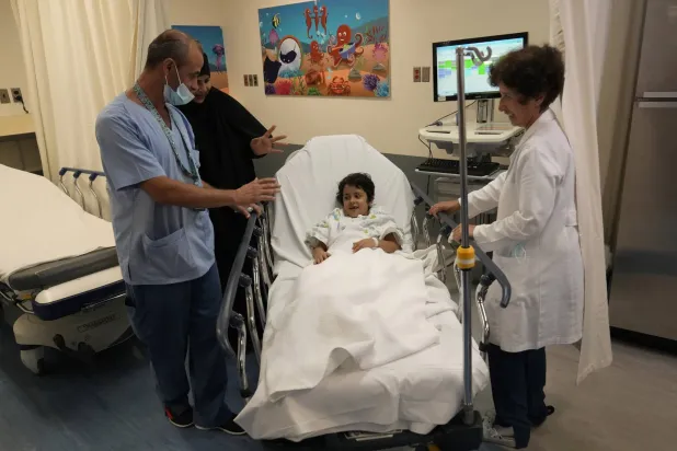 عاملا صحة يعتنيان بمصابة جراء الحرب في أحد مستشفيات لبنان 15 يوليو 2024 (أ.ب)