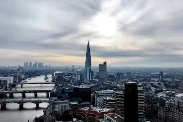 منظر جوي لناطحة سحاب «شارد» في لندن مع الحي المالي «كناري وارف» (رويترز)