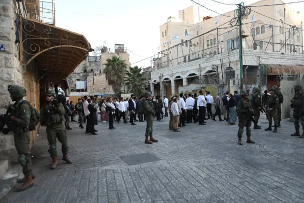  قوات إسرائيلية تقيم إجراءات أمنية في البلدة القديمة للخليل تحمي اللمستوطنين اليهود (د.ب.أ)