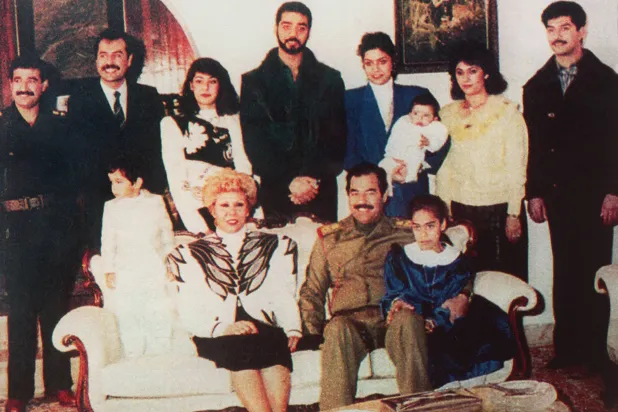عائلة صدام وتبدو حلا إلى يساره (أ.ف.ب)