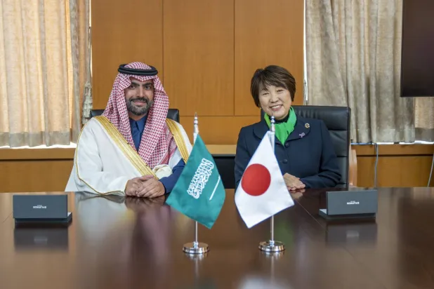 الأمير بدر بن عبد الله بن فرحان وزير الثقافة السعودي مع توشيكو آبي وزيرة التعليم والثقافة والرياضة والعلوم والتقنية في اليابان (الشرق الأوسط)