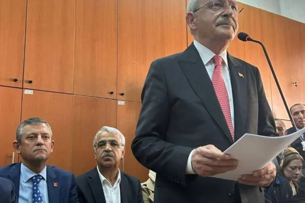 كليتشدار أوغلو أثناء مرافعته أمام المحكمة في أنقرة الجمعة (حزب الشعب الجمهوري)