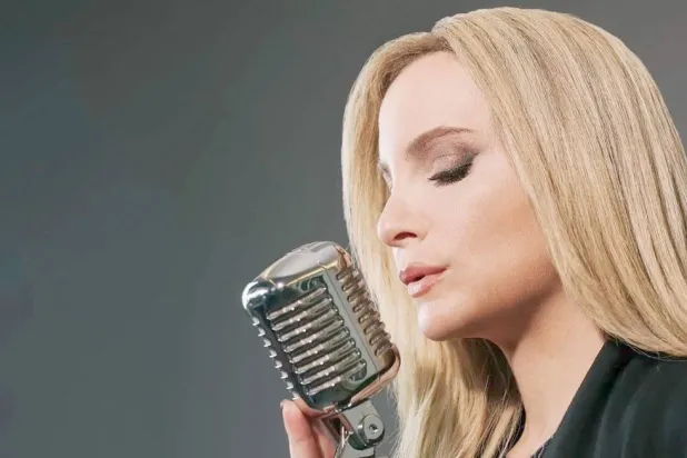 تتشارك قسيس الغناء مع عدد من زملائها على المسرح (حسابها على {إنستغرام})