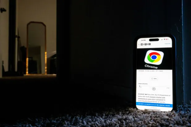 شعار «غوغل» على هاتف محمول (أ.ف.ب)