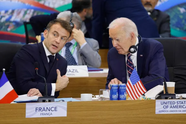 الرئيس الأميركي جو بايدن مع الرئيس الفرنسي إيمانويل ماكرون بقمة دول مجموعة العشرين في ريو دي جانيرو بالبرازيل (أ.ف.ب)