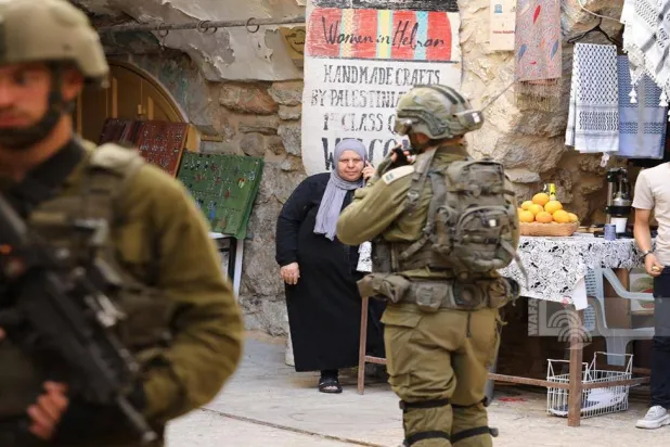 قوات إسرائيلية تقوم بتأمين مَسيرة للمستوطنين في البلدة القديمة بالخليل (وفا)