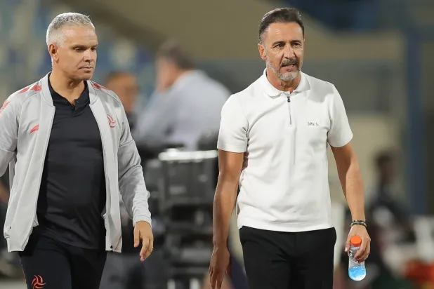 بيريرا ومساعده خلال مباراة الشباب أمام الأخدود (تصوير: عدنان مهدلي)