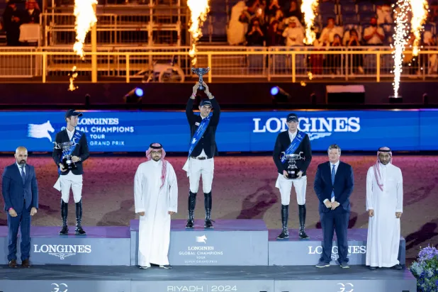 الأمير عبد الله بن فهد خلال تتويج الفائزين (الشرق الأوسط)