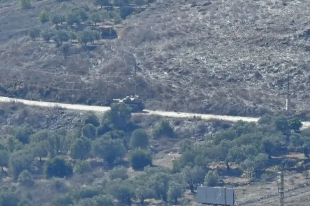 Güney Lübnan'daki Litani Nehri yakınında Mercuyun - Deyr Mimas - el-Kalia üçgeninde bir İsrail tankı (sosyal medya)