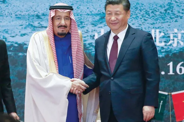 الرئيس الصيني شي جينبينغ مستقبلاً خادم الحرمين الشريفين الملك سلمان بن عبد العزيز في بكين في مارس 2017 (أ.ف.ب)