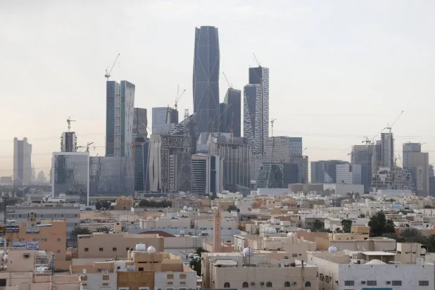 مشهد من العاصمة السعودية وتظهر فيه ناطحات السحاب في مركز الملك عبد الله المالي (كافد) (رويترز)