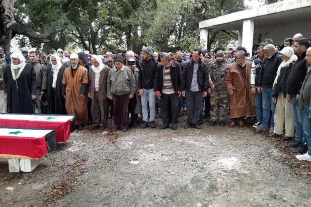 
 
مراسم خاکسپاری روز جمعه دو نفر از جان باختگان حمله به تدمر در الحطابیه در استان حمص 