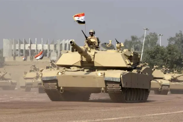 جندي عراقي يقود دبابة (أرشيفية - رويترز)