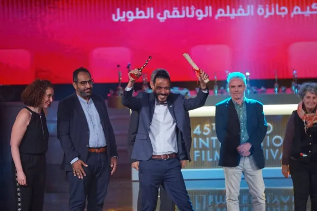 المخرج المصري بسام مرتضى يرفع بجوائز فيلمه «أبو زعبل 89» (إدارة المهرجان)
