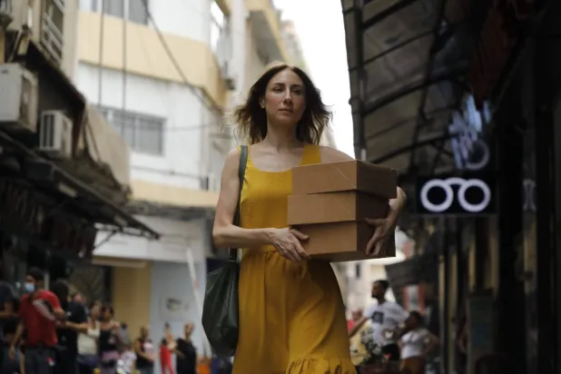 «أرزة» تحمل الفطائر في لقطة من الفيلم اللبناني (إدارة المهرجان)