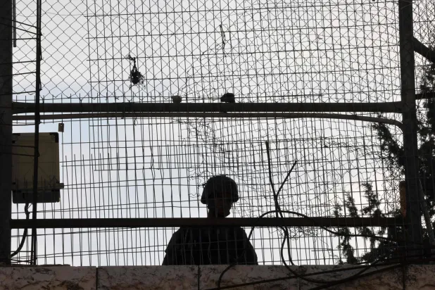 جندي إسرائيلي في مدينة الخليل بالضفة الغربية المحتلة (أ.ف.ب)