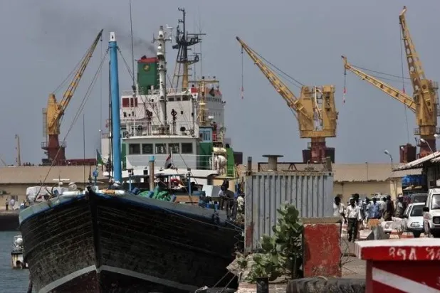يشكل التأثير الكبير لمنطقة القرن الأفريقي في حركة التجارة الدولية عبر البحر الأحمر نقطة الجذب الأولى للقوى الدولية... وفي الصورة يظهر ميناء تاجورة على ساحل جيبوتي (رويترز)