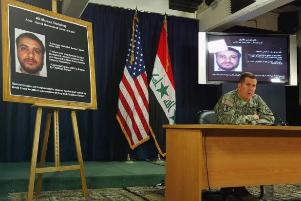 
کوین برگنر افسر آمریکایی در نشست خبری در بغداد بازداشت علی موسی دقدوق در ۲ ژوئیه ۲۰۰۷ را اعلام کرد (فرانس پرس- گتی)