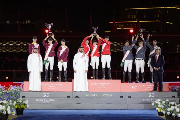 الأمير عبد الله بن فهد والقاضي خلال تتويج الأبطال (الشرق الأوسط)