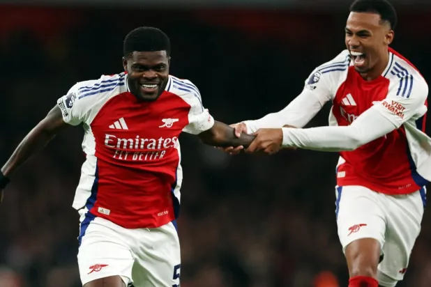  توماس بارتي لاعب أرسنال محتفلا بهدفه في مرمى نوتنغهام فورست (رويترز)